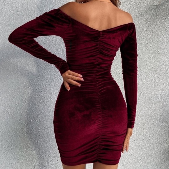 Black luxurious velvet fitted sweetheart neck Dress - Picture 13 of 15